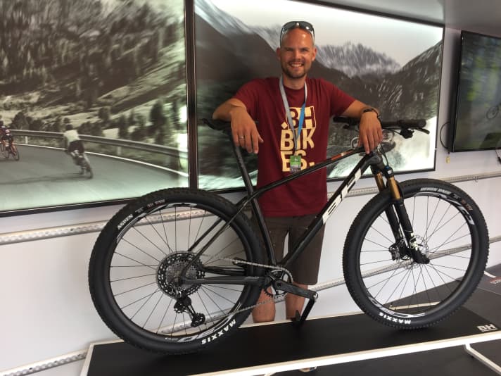   The highlight at the BH stand is the 750 gram Evo frame. The hardtail is manufactured using the complex HCIM moulding process. Here, only the particularly stressed areas are reinforced with several layers of carbon fibre. Price from 3599 euros.