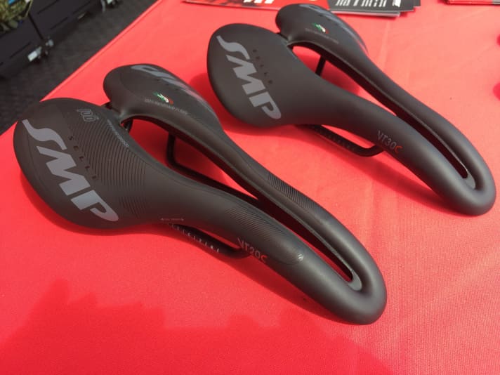   Selle SMP präsentiert den neuen VT20 C jetzt mit Gel-Füllung für mehr Komfort. Das außergewöhnliche ergonomische Design soll für viel Bewegungsfreiheit und minimalen Druckschmerz sorgen. Für Männer und Frauen in den Größen XS, S und M erhältlich, für Sitzknochenabstände von 9 - 11,5 cm. Gewicht des Sattels: 260 Gramm.