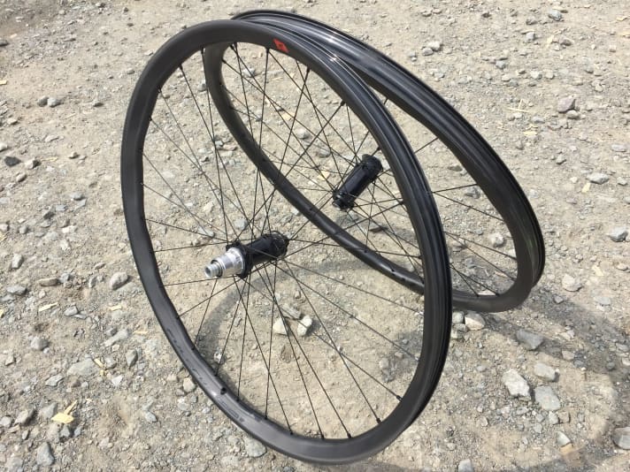   Frisch aus dem Backofen kommen diese edlen <a href="https://www.bike-magazin.de/mtb_news/teile_zubehoer/fulcrum-red-zone-laufraeder" target="_blank" rel="noopener noreferrer nofollow">Red Zone-Carbonlaufräder</a>  (29 Zoll) von Fulcrum. Ihr Fliegengewicht samt Konuslager: 1445 Gramm. Maulweite 25 oder 28 mm. Der Preis wiegt allerdings auch: 1378 Euro der Satz.