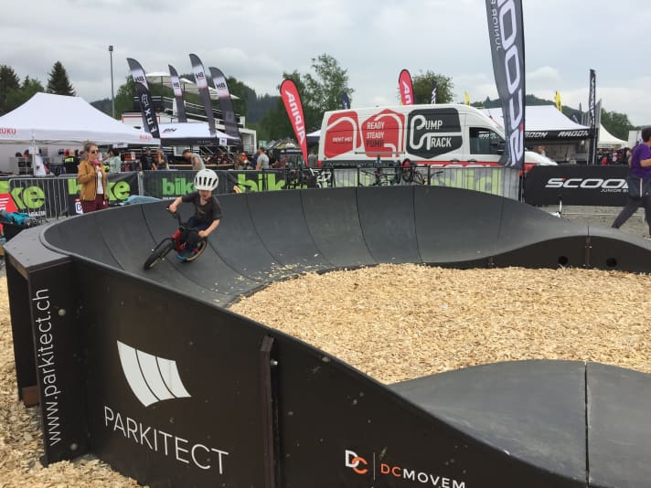   Robin in Action auf dem modularen Pumptrack mitten auf dem Festivalgelände.