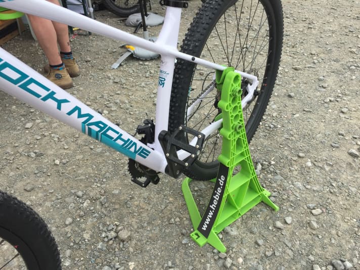   Included since the first festival: the rear stands made of a plastic/fibreglass mix from Hebie in Bielefeld. The rear wheel can be rotated freely. The company has been manufacturing bicycle parts since 1868, making it one of the oldest bike companies in the world.