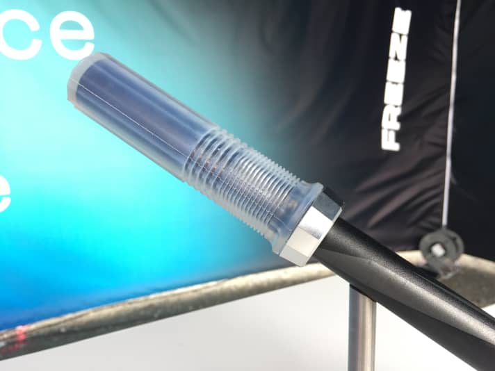   Freeze Components aus Dresden präsentiert hochtransparente Griffe aus Thermoplast. Man kann ein eigenes Design unterlegen und die garantiert nicht vergilbenden Griffe drüberziehen. Der besondere Clou aber ist der Twist-Clamp-Verschluss, mit dem die Griffe am Lenker befestigt werden. Ohne Werkzeug und selbst am Carbonlenker mit dem richtigen Drehmoment. Das Patent ist angemeldet, produziert wird mit regionalen Produkten in Dresden.