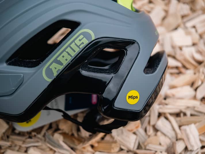   Double benefit: The generous ventilation openings help to keep the weight down. A MIPS version weighs 330 grams.