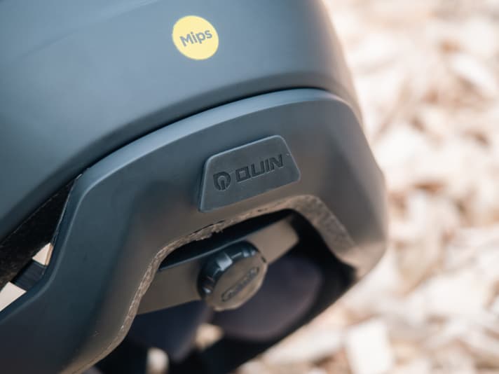    The in-house Quin crash sensor can issue an emergency warning in the event of a fall and also record driving data.