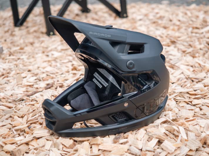   Der Airdrop, der erste Fullface-Helm von Abus.