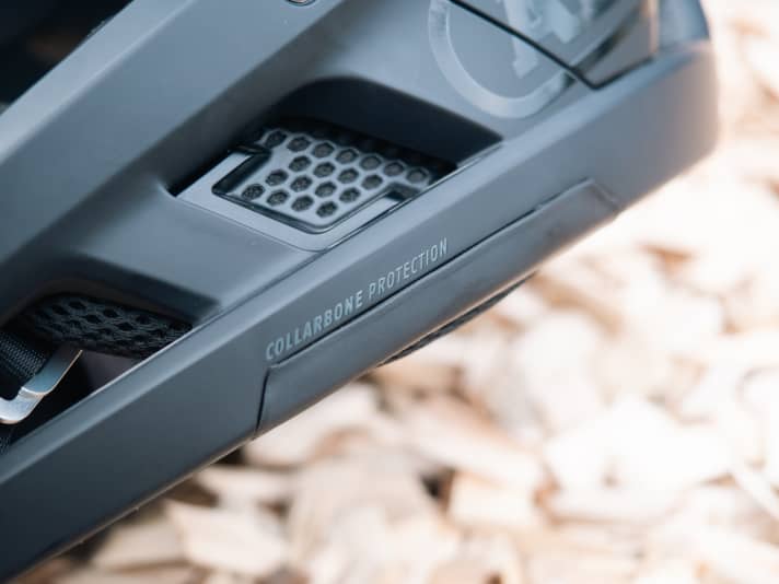   Knautzschzone: Dieser Bereich soll mögliche Aufprallenergien aufnehmen. Statt des Schlüsselbeins.