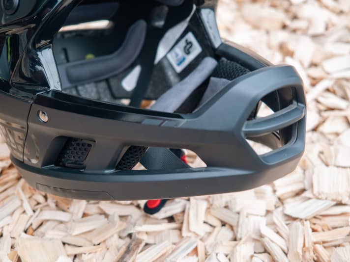   Inner values: The chin guard is based on a separate injection-moulded part that runs all the way around the helmet and is therefore particularly rigid. 