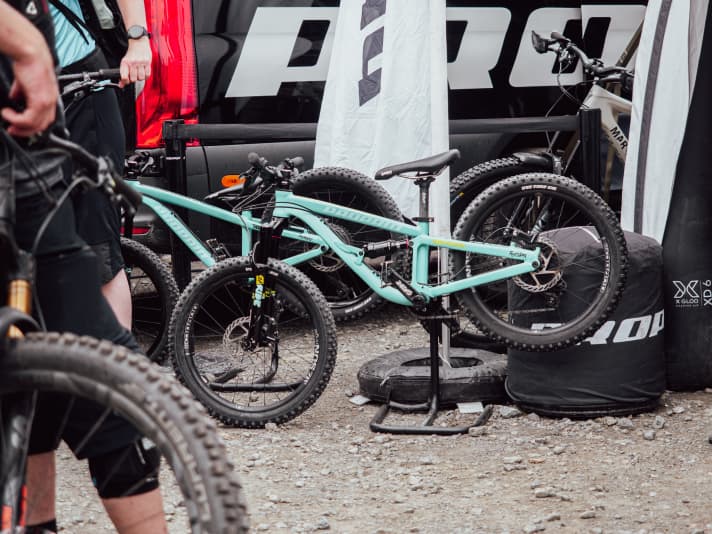   Propain is not only extremely popular with enduro and gravity bikers. The brand was also one of the first to pick up on the trend towards high-quality children's MTBs. Some kids discovered their love of shredding on the Frechdax and Yuma. In Willingen, Propain probably has the smallest test fleet in the bike scene at the start. Here, the youngsters get the same service as the grown-ups. Seat position adjustment, suspension tuning, brake adjustment. Only then are the kids let loose on the test tracks around the festival site.