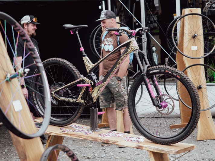   Ebenfalls am Stand von Radsporttechnik Müller haben wir dieses Schmuckstück von Antidote entdeckt. Die extrem aufwändige Custom-Lackierung dürfte das Bike wohl nahezu diebstahlsicher machen. Wer noch auf der Suche nach einem exklusiven Aufbau ist, ist hier bestimmt an der richtigen Adresse.