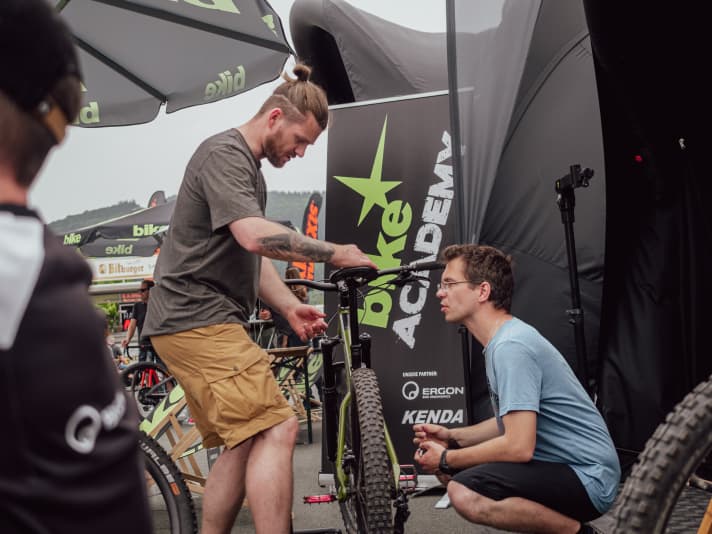   In Willingen we are once again going full throttle with our BIKE Academy. Here you can learn from the pros. The first courses have already taken place today. Simon Schumacher, ergonomics expert at grip and saddle manufacturer Ergon, is currently explaining the optimum riding position to festival visitors and helping them to adjust their bikes. All participants also received a free Ergon fitting box as a little treat.