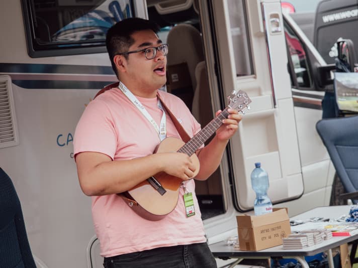   Dieser junge Mann sorgt mit seiner Ukulele für gute Laune. Er hat noch versucht, mit hawaiianischen klängen die Wolken über Willingen zu vertreiben. Doch mit etwas Verspätung haben Gewitter und Regen das Festivalgelände doch noch in eine Badeanstalt verwandelt. Fürs Wochenende sehen die Prognosen aber wieder deutlich besser aus.