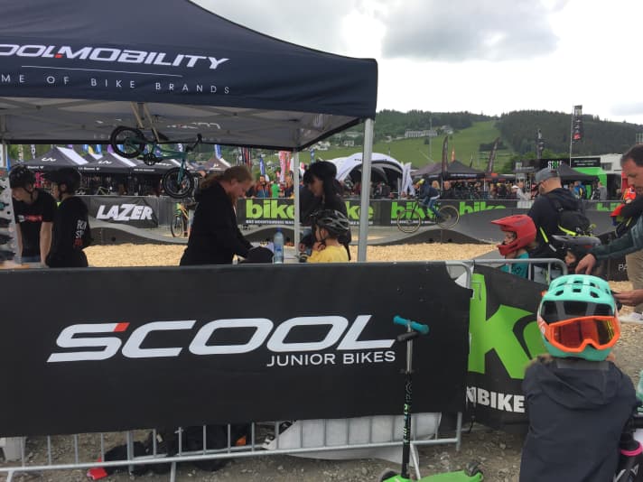   Cool Mobility betreibt mitten auf dem Festival den Pumptrack. Das Bällchenbad von Willingen sozusagen. Die Kinder, die hier abgegeben werden heulen aber erst, wenn sie von ihren Eltern wieder abgeholt werden.