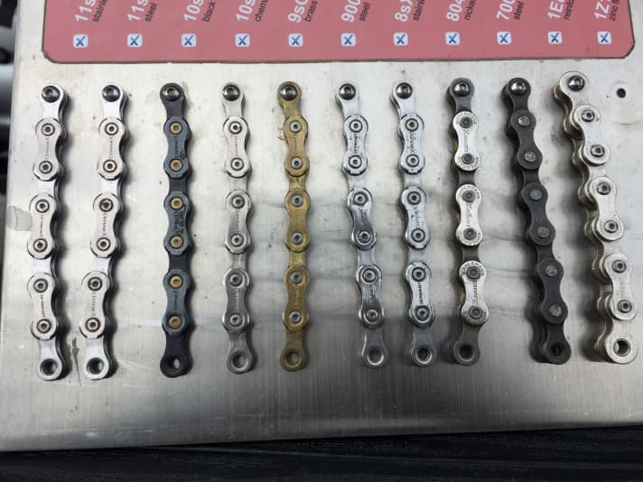   Wippermann hat gerade einen Jungen mit einer neuen, goldenen Kette glücklich gemacht. Weniger optisch auffällig, dafür aber in Sachen Performance angeblich eine Rakete, ist die dritte Kette von links. Material und Beschichtung stammen aus dem Waffenbereich und sollen auch im Schaltkäfig für schnelle Reaktionen und reibungslosen Ritzelwechsel sorgen. Dazu gibt's Kettennieter-Tools inklusive Kettenschloss. Leicht im Handling, schon für die gründliche Reinigung zwischendurch, damit es zum Kettenriss gar nicht erst kommt.