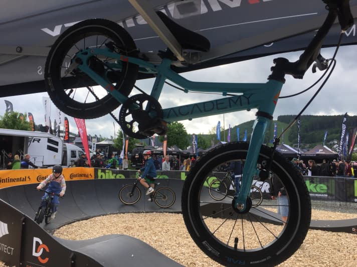   Cool Mobility itself operates the children's bike brand S'Cool and makes the bikes available for testing. The Academy in the photo weighs 5.3 kilos. Even two-year-olds can have fun on it. The team has already looked after a total of 150 children.