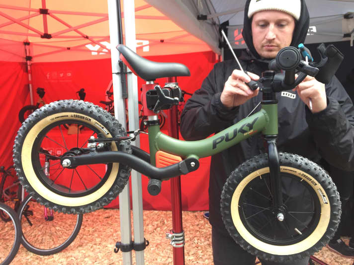   Puky has relaunched its balance bike for the little ones. The LR Trail Pro comes with suspension, integrated cable routing, riser bar and cockpit padding including a race number holder. The V-brake on the rear wheel and the well-adjusted brake levers prevent crashes, even when the rider is pushing hard. Price: 239 euros. 