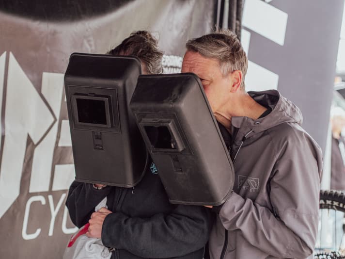   Damit sich die Zuschauer vor dem für die Augen schädlichen Lichtbogen schützen konnten, hatte Jürgen eine Kiste voller Schweißer-Masken eingepackt. Die komplette Geschichte zu unserem Vorhaben und den ersten Teil unserer Serie, mit einem Hausbesuch bei Alutech im hohen Norden und natürlich der Vorstellung des fertigen Rahmens gibt es Anfang Juli in <a href="https://www.delius-klasing.de/bike-08-2022-bik-2022-08" target="_blank" rel="noopener noreferrer">BIKE 08/2022</a> .
