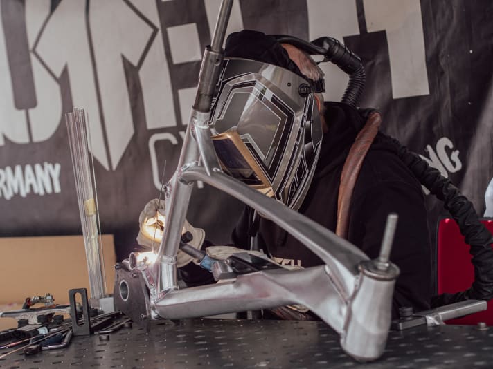   Our European project is an attempt to build a mountain bike with parts manufactured exclusively in Europe. The first step was produced live at the Alutech stand in Willingen on Saturday. Jürgen Schlender arrived with a mobile welding stand and sizzled together the frame for the BIKE Project Europe in front of the festival visitors.