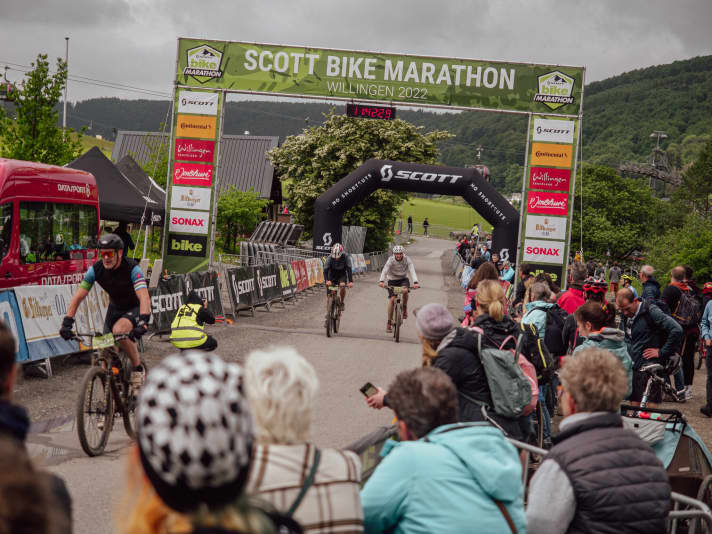  Exhausted but happy: after a good four hours of cycling, the first participants in the middle distance crossed the finish line. They had 88 kilometres and 2463 metres of altitude on the clock when they crossed the finish line. All finishers toasted their achievement with a refreshing Bitburger 0.0% before taking a well-earned shower.