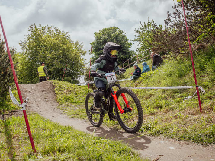  Auf dem Pumptrack-ähnlichen Kurs kamen die Kids mit ihren Mini-Downhillern ordentlich aus der Puste. Fullface-Helm und Protektoren waren natürlich Pflicht. Das hielt allerdings keinen davon ab, auf der anfangs etwas tretlastigen Strecke mit Vollgas aus dem Starthäuschen zu sprinten.