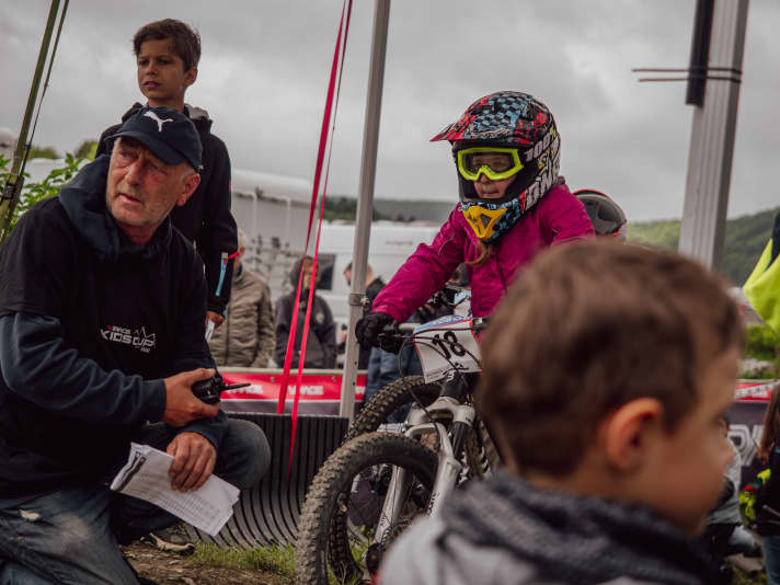   Auf zwei kurzen Stages durfte sich der Nachwuchs ab fünf Jahren beweisen. Wie bei den Downhill-Profis stand zuerst ein kurzer Trackwalk auf dem Programm, bevor dann direkt im Anschluss der Startschuss für die Zeitnahme fiel.