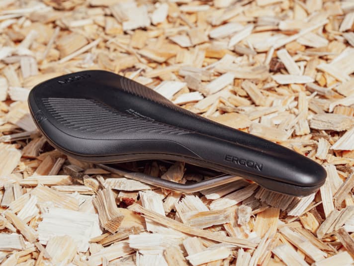   Nicht mehr ganz neu, aber dennoch erwähnenswert ist der Ergon SR Allroad Core Pro. Bei diesem Sattel, der eigentlich für den Gravel-Bereich konzipiert wurde, kommt der sogenannte Infinergy-Schaum von BASF zum Einsatz. Der soll kleinste Stöße besonders effektiv dämpfen. Die flache Sitzfläche garantiert eine angenehme Auflage für die Sitzknochen. Der Entlastungskanal soll Taubheitsgefühle im sensiblen Dammbereich verhindern. Gerade für sportliche Fahrer könnte der SR Allroad Core eine gute Alternative sein. Wir haben ein Testmuster eingepackt und werden bald ausführlicher davon berichten.