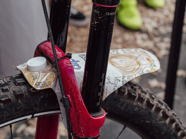   Auch am Ergon-Stand gab es eine Art Recycling zu bestaunen. Ergo-Experte Simon Schumacher hat sich aus einer leergetrunkenen Tüte Hafermilch einen klasse Mudguard gebastelt. Ob es die Vorlage hierfür demnächst auf der Ergon-Webseite zum Download gibt, konnten wir leider nicht in Erfahrung bringen.