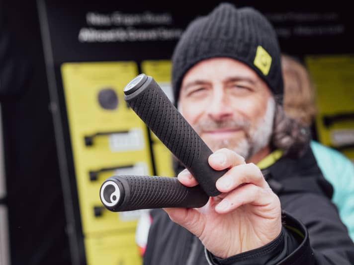   Lothar Schiffner hatte die neuen Race-Griffe von Ergon mit nach Willingen gebracht. Der erste Race-Griff ohne Klemme der Koblenzer hört auf den Namen GXR und wird komplett in Deutschland gefertigt. Beim Gewicht konnten die Entwickler mit knapp etwa 90 Gramm zwar keinen neuen Rekord für Race-Griffe aufstellen. Dafür soll der GXR höchsten Dämpfungskomfort durch ein spezielles Schäumungsverfahren bieten, bei dem Luftzellen im Gummi eingeschlossen werden. Dieses Verfahren ermöglicht es auch, dem Griff eine ergonomische Textur zu verleihen. Zudem ist der GXR nach außen hin leicht konisch geformt und soll so Handbeschwerden vermindern.