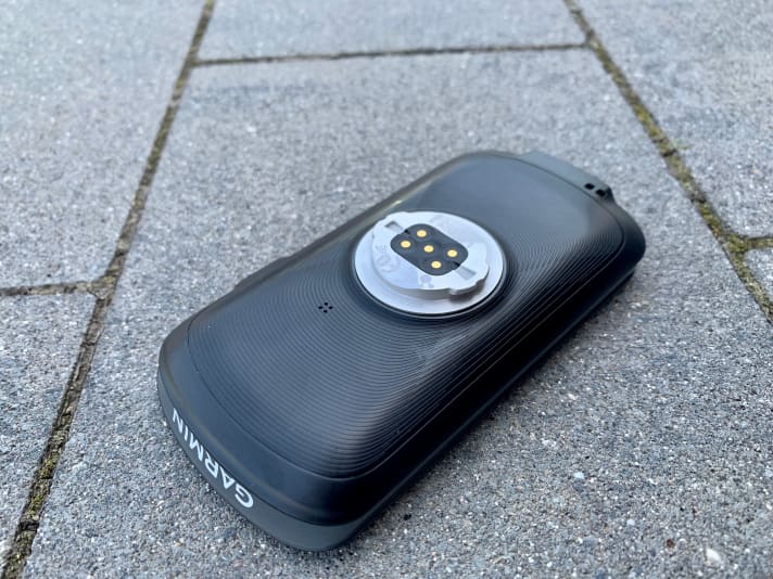 The back of the Edge 1040 Solar: The mounting device on the underside is made of metal. The familiar rotating mechanism remains the same, so that old Edge mounts can still be used. The contacts can be used to connect an optional external rechargeable battery, which fits into the bottom of the mount.