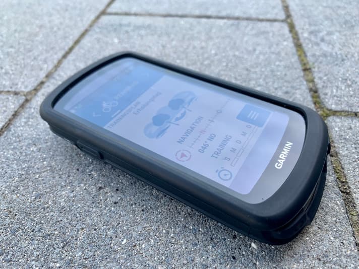 The new Garmin Edge 1040 is slightly larger than its predecessor, the 1030 Plus, but the display is just as large at 3.5 inches. The silicone protective cover is only included with the Edge 1040 Solar; it costs €20 separately.