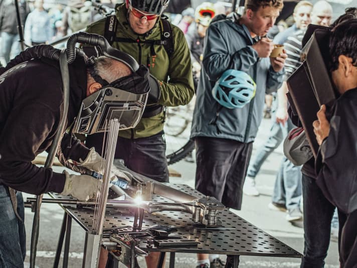 At the <a href="https://www.bike-magazin.de/mtb_news/events_rennen/willingen-bike-festival-highlights-2022-tag-2" target="_blank" rel="noopener noreferrer nofollow">BIKE Festival Willigen</a> then the big moment! Jürgen Schlender sets the last scales in front of the audience and marries the Pinion gearbox to the Alutech Fanes frame. | n.