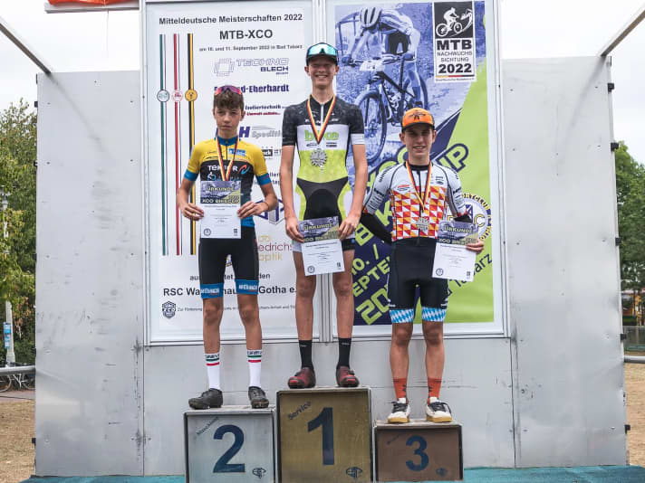 Im Cross-Country-Rennen kann Elias sich aber den ersten Platz souverän sichern.