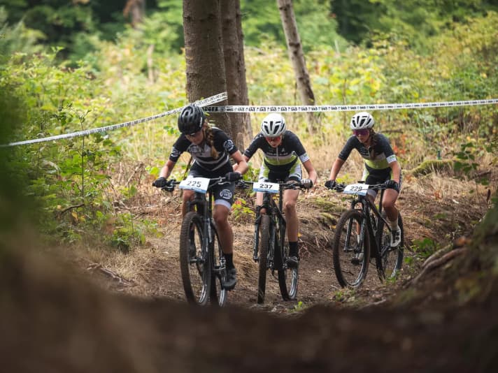 Lucie und Paulina Lange kämpfen in der Spitzengruppe bei der BNS in Bad Tabarz.