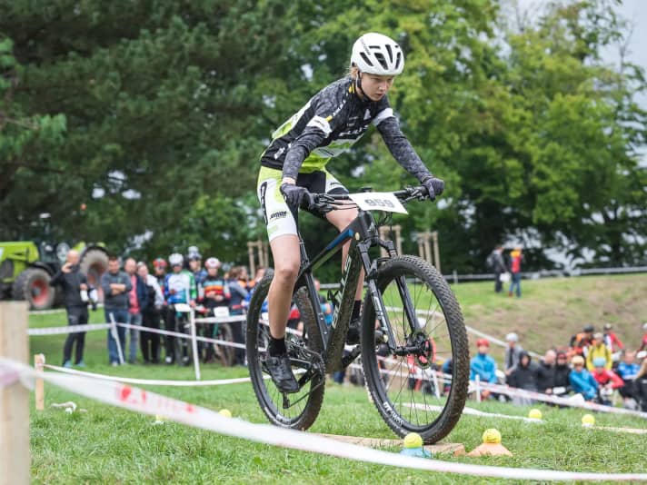 Lucie Hückmann zeigt ihr Geschick beim Trialparcours.