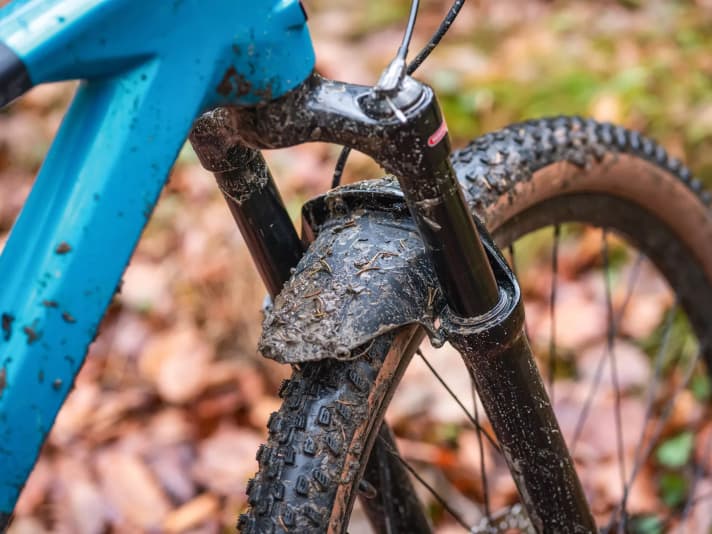  The dainty mini mudguard on the fork catches the worst of the dirt on muddy trails. 