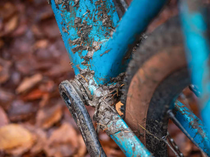  The pressed-in bottom bracket makes maintenance work more difficult and exposes the frame to higher loads during installation and removal if worn bearings have to be knocked out.  