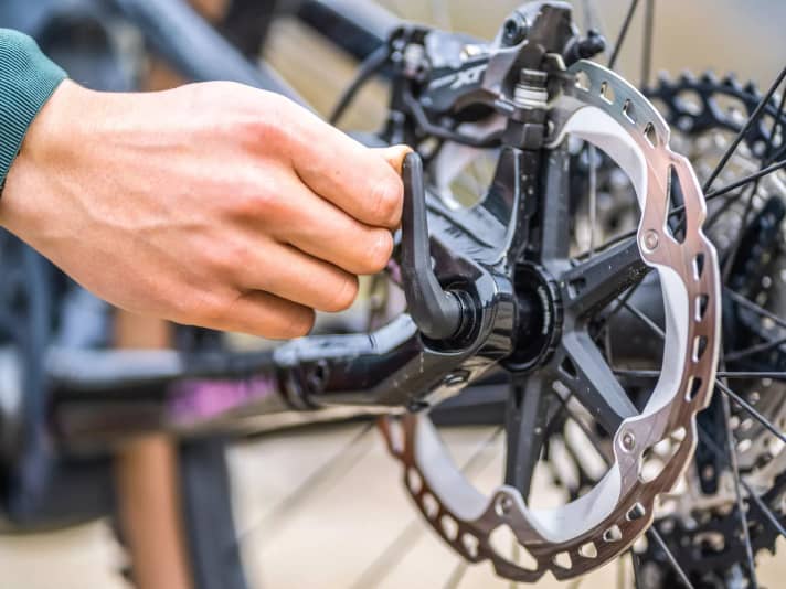 We had to tighten the rear axle several times during testing. Unfortunately, we are already familiar with this problem from other Conways. It's a good thing that the tool for retightening is in the axle anyway.