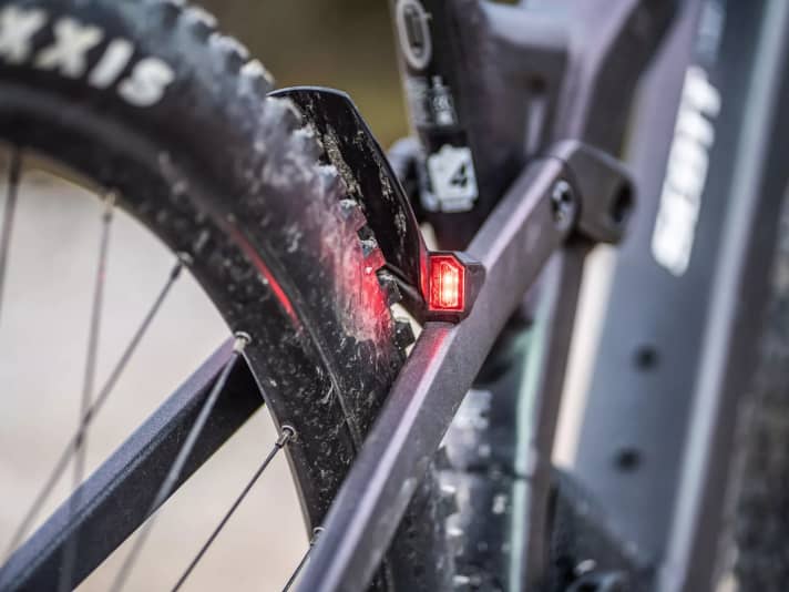 An integrated rear light is supplied with power from the battery and improves visibility in everyday life.