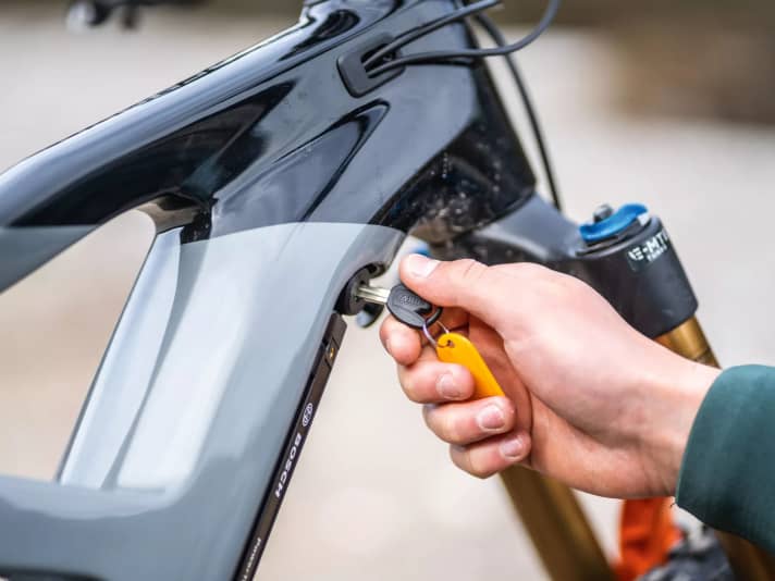 The Bosch Powertube 750 can be folded out of the down tube in the classic way. The keyhole is concealed under the cover.