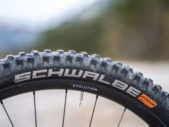 Grippy Schwalbe tyres with good puncture protection on lightweight Newmen wheels - a powerful combination.