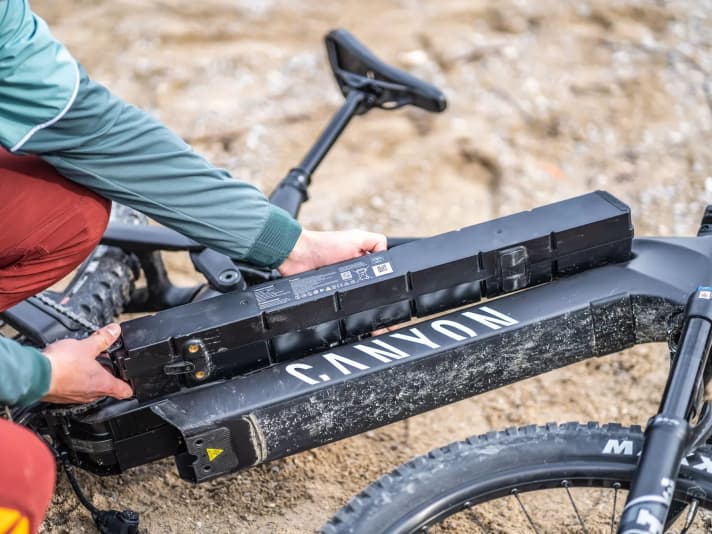 Die riesige Batterie wird nach unten aus dem Unterrohr entnommen. Wer keine 900 Wattstunden braucht, kann das Bike auch mit einem 720er-Akku bestellen. Das spart 300 Euro und 900 Gramm.
