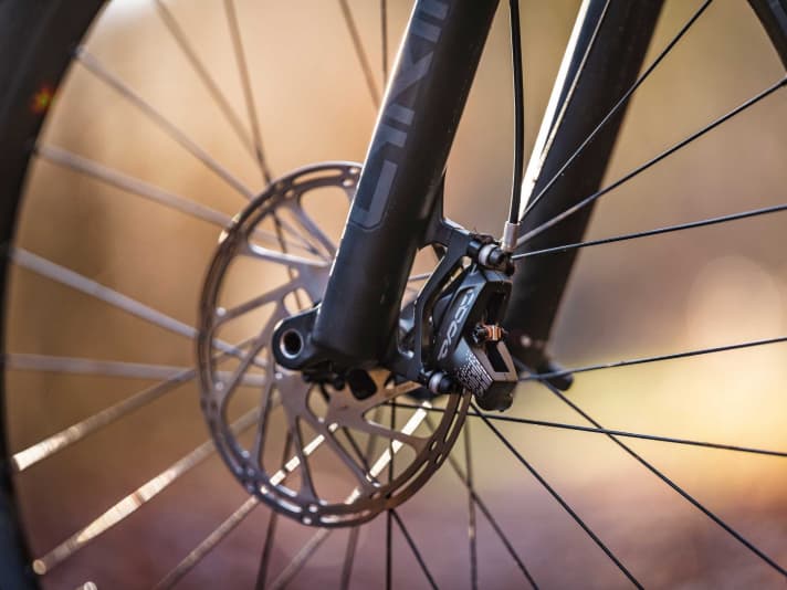The Sram Code R brakes on the Canyon Spectral with 200-millimetre brake discs offer significantly more power than the Srams G2 stoppers - even though they also have four pistons.