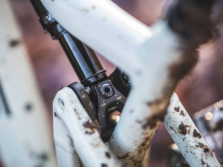 The flip chip in the shock mount on the Focus Jam is not self-explanatory and the installation is fiddly. Fortunately, this is not a modification that is necessary on a daily basis.
