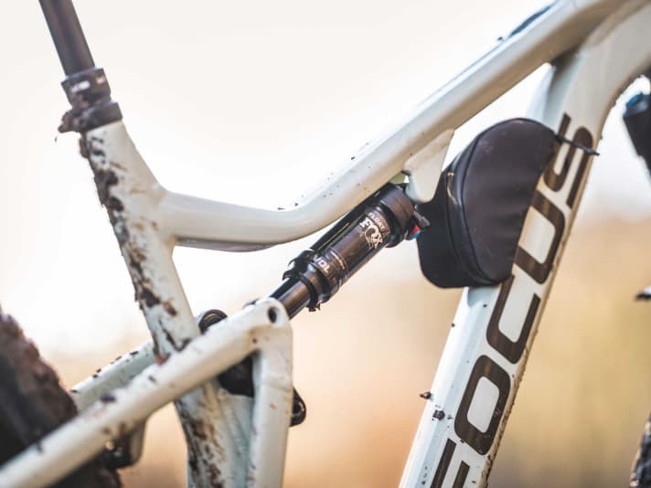 Without compression adjustment, the shock on the Focus Jam does not utilise the potential of the rear triangle. There is space for a spare inner tube in the bolted bag.