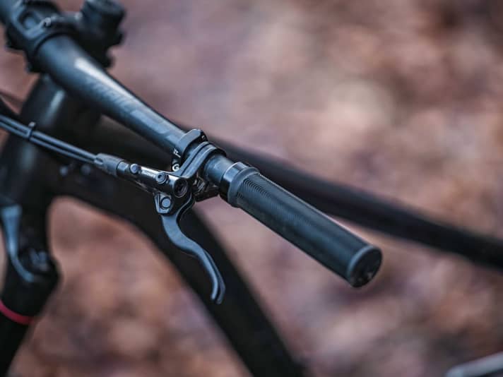 Die langen Bremsgriffe der güns­tigen Shimano-Stopper wirken wenig wertig und klappern in der Abfahrt.