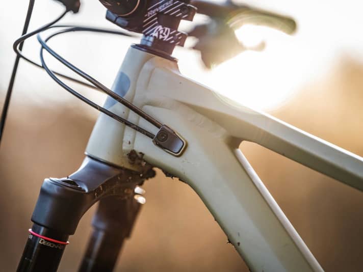 Nicely solved: the internal cable routing on the Rose Root Miller with screwed stops - no rattling.