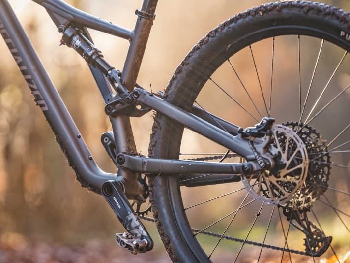 The asymmetrical main frame is the hallmark of the current Stumpjumper range. Otherwise, the expensive bike is visually unexciting.
