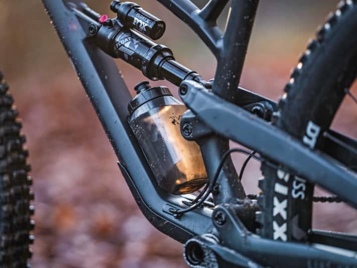Die Trinkflasche mit Fidlock-Halterung ist an das Rahmendreieck des Jeffsy 29 Core 2 angepasst und fasst 600 Milliliter.