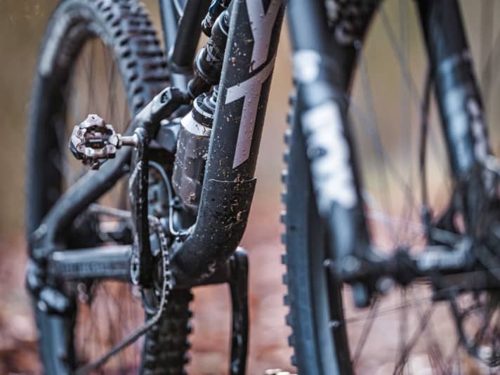 As befits a good downhill rider, the Jeffsy frame is well protected. A protector is also fitted to the down tube.