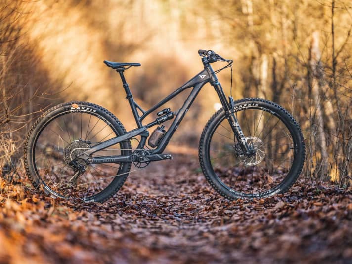 The Jeffsy's short seat tube and low standover height provide safety in narrow and steep passages.