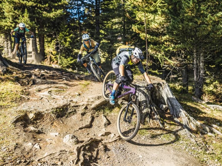 Only a few enduro bikes still have what it takes to be an all-rounder. The high weight and slow-rolling tyres in particular limit the range.